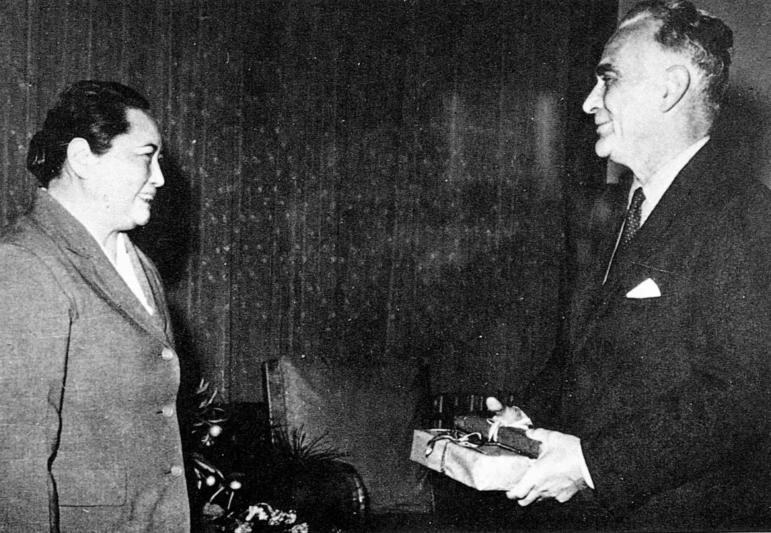 1964年宋庆龄在北京会见斯诺