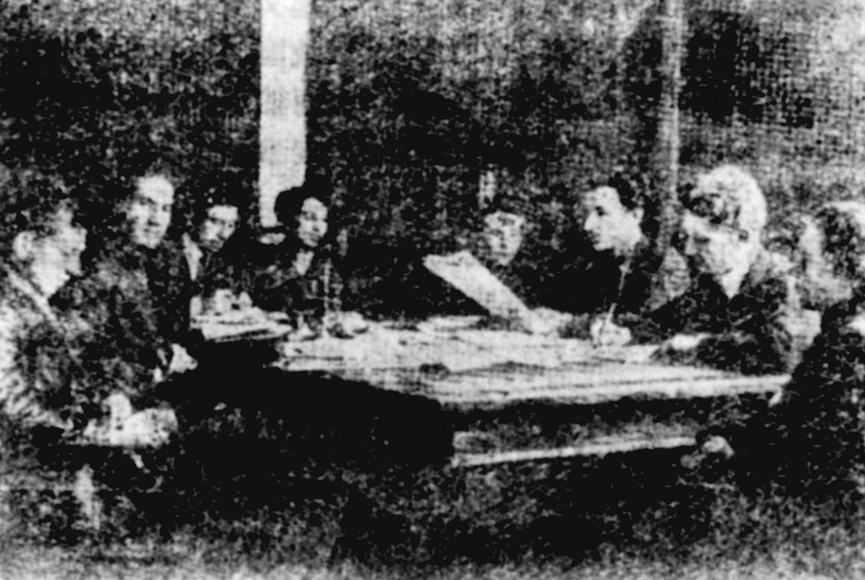 共产国际远东书记处在1921年伊尔库茨克开会时的照片，照片上的成员从左至右依次为：布卡蒂、达林、斯列帕克、舒米亚茨卡娅、明斯克尔、舒米亚茨基、维经斯基和库兹涅佐娃