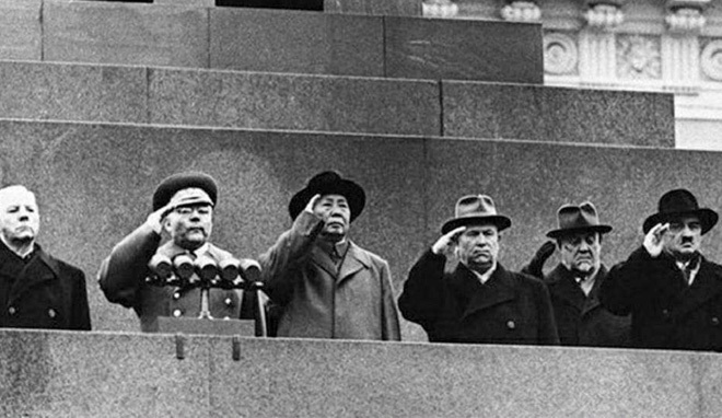 1957年，毛泽东在十月革命胜利40周年红场阅兵检阅台上.jpeg