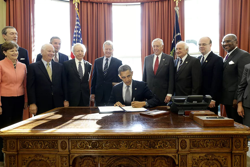 时任总统奥巴马签署马格尼茨基法（照片：美联社）.jpg