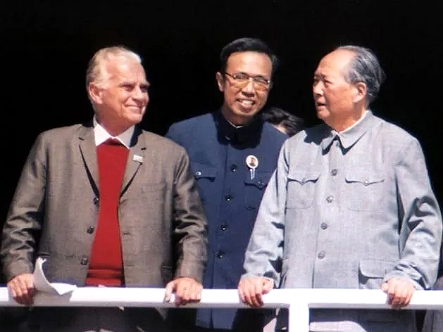 1970年10月1日斯诺与毛泽东主席在天安门城楼上的合影