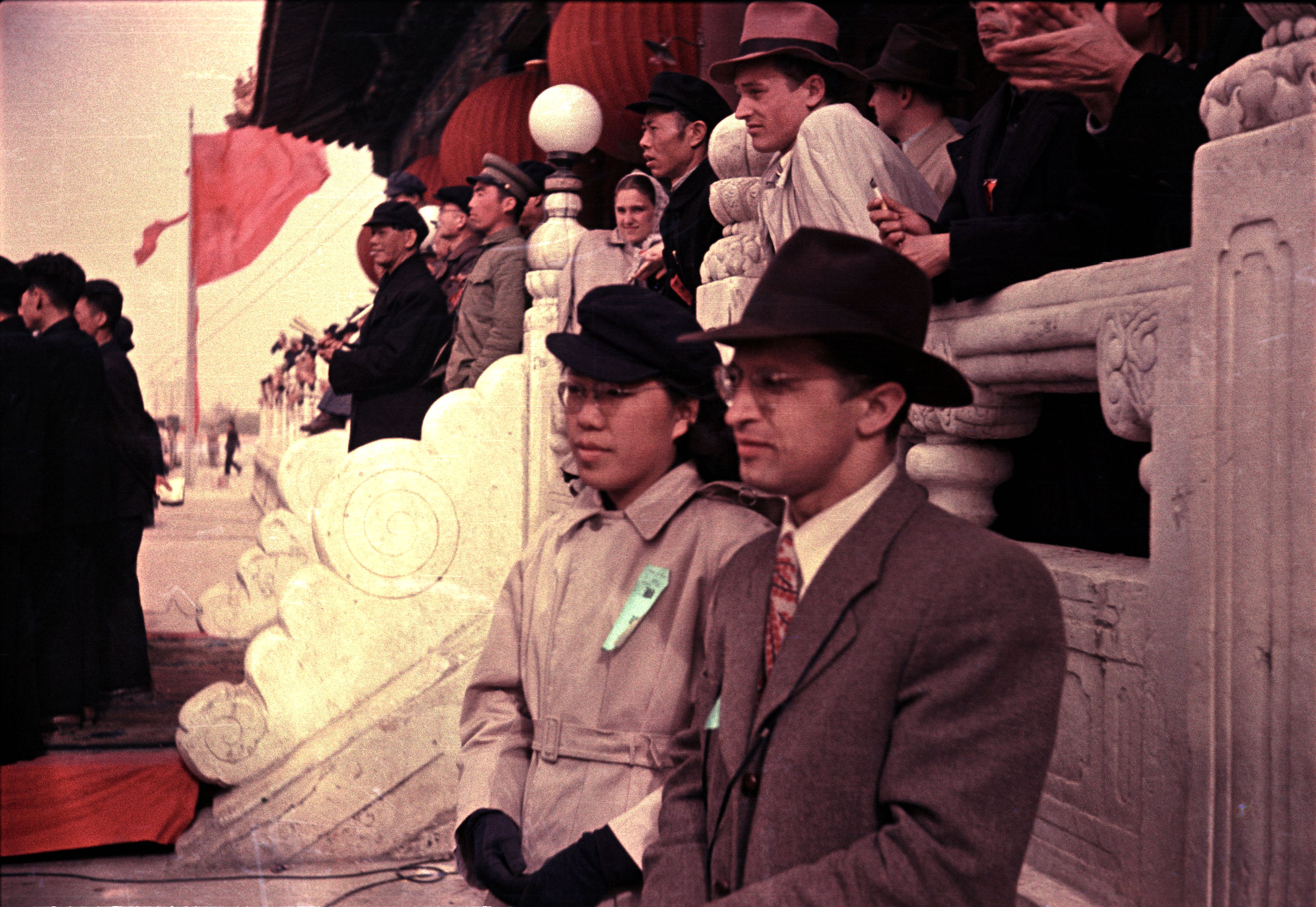 1949年10月1日，中苏友协上海分会俄文翻译吴堉陪同苏联摄影队在天安门城楼上合影.jpg