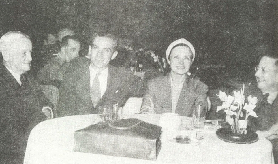 1940年12月斯诺夫妇在上海合影。右为《密勒氏评论报》主编约翰·本杰明·鲍威尔