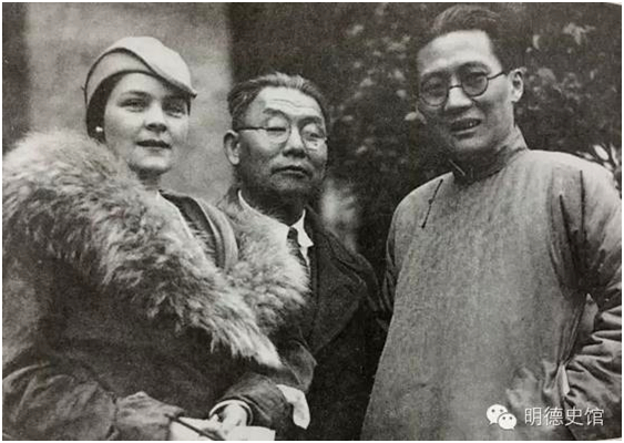 海伦（左一）采访时任上海市长吴铁城（右一）