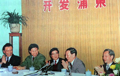 1990年5月3日，朱镕基出席上海市人民政府浦东开发办公室新闻发布会。右一为副市长倪天增，右三为市委副书记、副市长黄菊，右四为市政府副秘书长夏克强，右五为市科学技术委员会副主任沙麟。.jpg