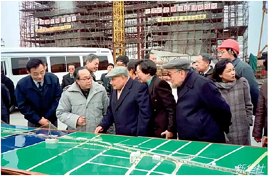 1992年2月7日，邓小平（前中）、杨尚昆（前右）考察上海杨浦大桥浦东工地。