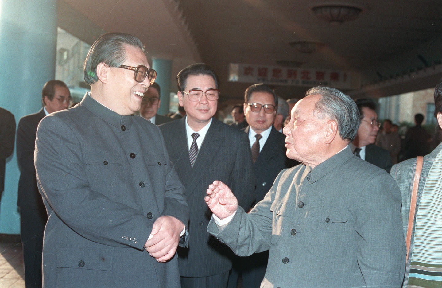 1989年11月，邓小平同志和江泽民、李鹏、乔石同志在一起交谈。