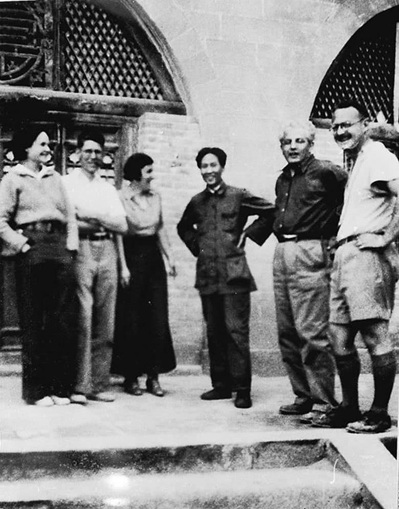 1937年,毛主席与斯诺夫人海伦·斯诺(左一)等外国友人在一起合影