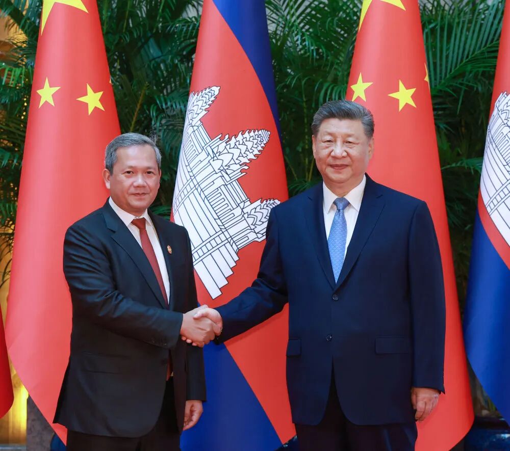 习近平会见柬埔寨首相洪玛奈
