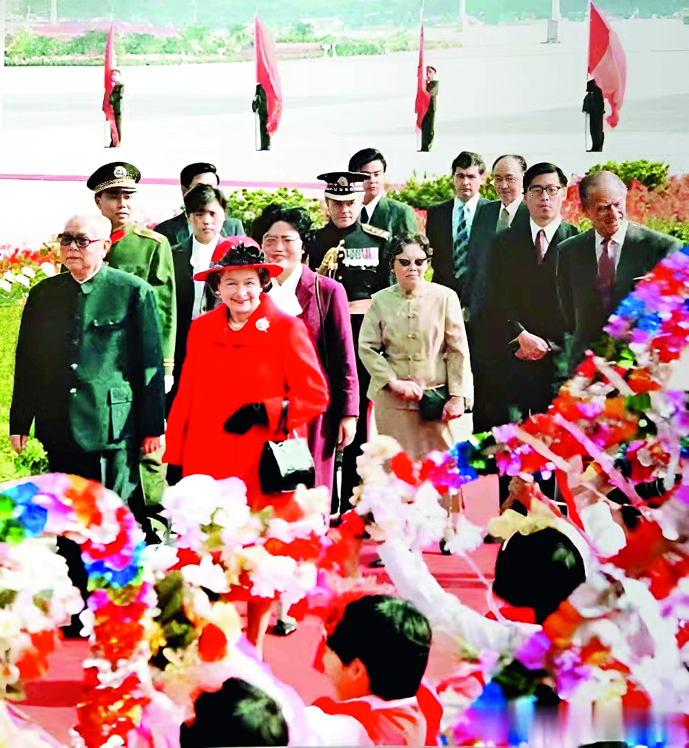 国家主席李先念在人民大会堂东门外广场主持欢迎仪式，陪同女王经过欢迎队伍2.jpg