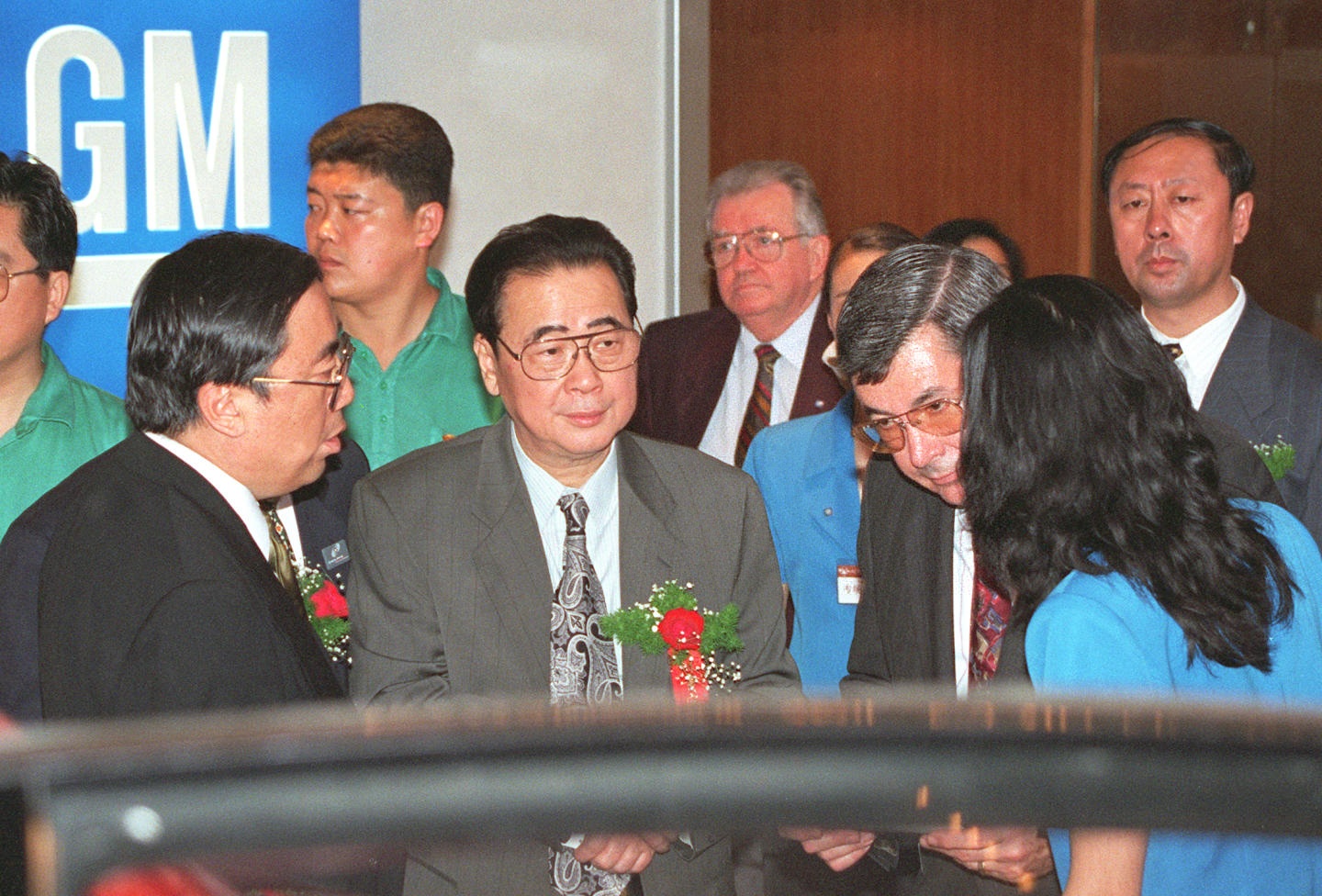 1996年6月5日，国务院总理李鹏参观北京国际汽车开发技术研讨及展示会，这是李鹏在美国通用汽车展台前了解情况。