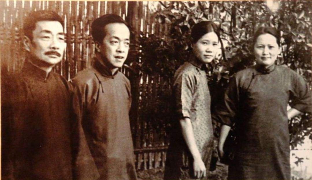照片左起：鲁迅、胡愈之、黎沛华、宋庆龄