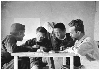 1936年，斯诺在陕北革命根据地