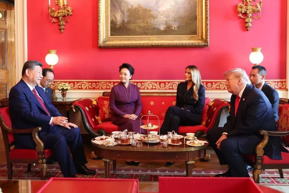 习近平和彭丽媛同特朗普夫妇茶叙，两国元首同意共同构建“基于尊重、公平、对等的建设性战略稳定关系”